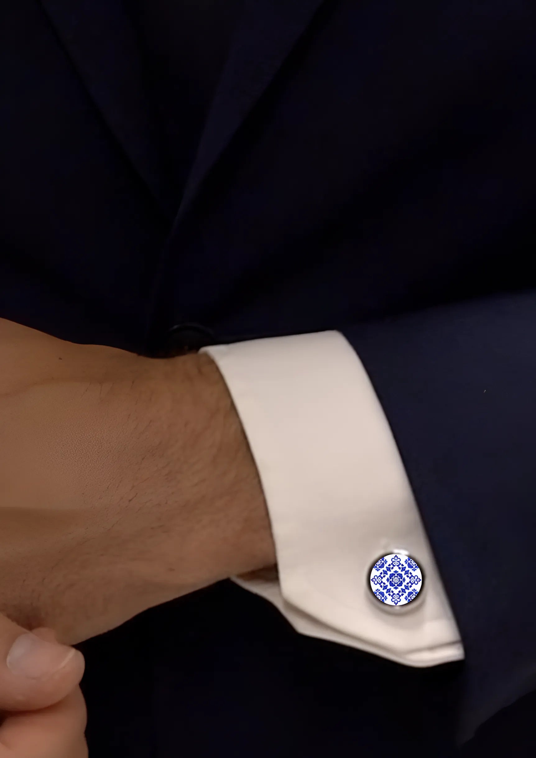 Interchangeable Cufflinks for the Modern Gentleman: From Classic Silver to Statement Style